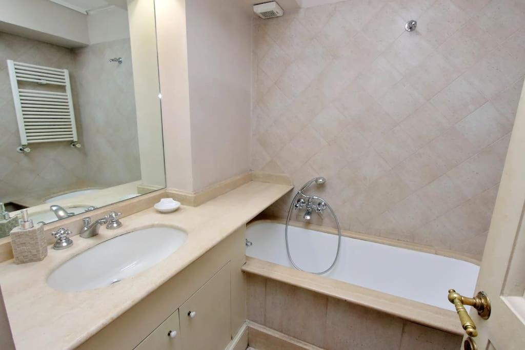 Navona Elegant Two Bedroom Apartment โรม ภายนอก รูปภาพ